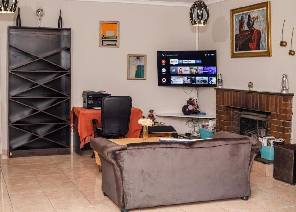 Birdville Bnb Guest House Gaborone Exteriör bild